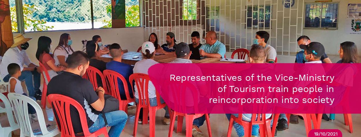 Representatives-of-the-Vice-Ministry-of-Tourism-train-people-in-reincorporation-into-society.jpg