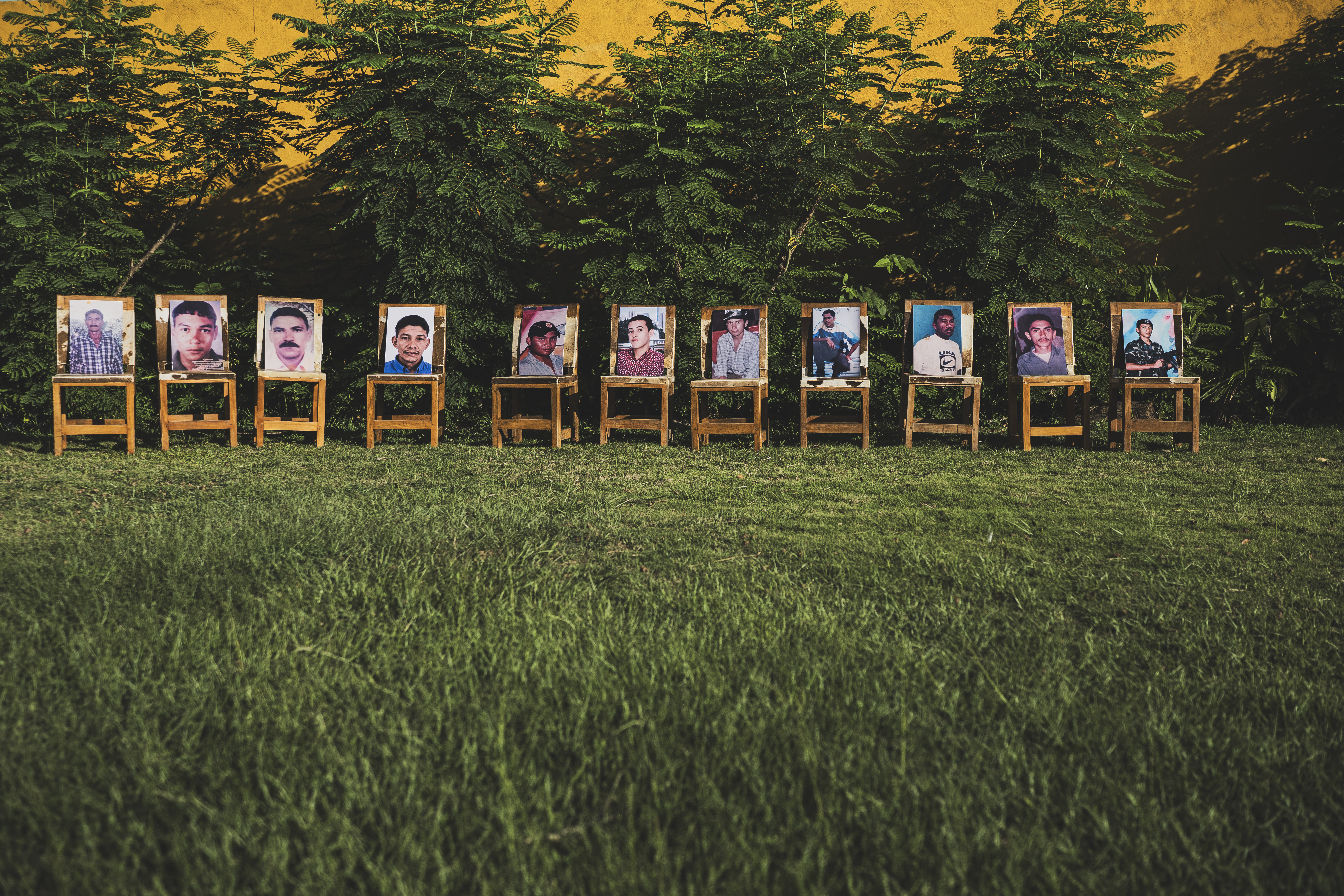 Sillas dispuestas en memoria de las víctimas