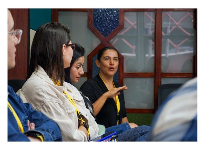 Tres mujeres, una de ellas hablando