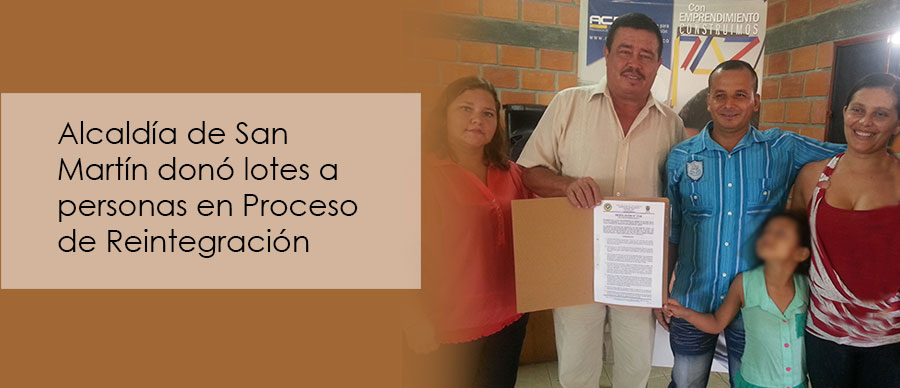 DE IZQUIERDA A DERECHA: GLENIS PAOLA GALVIS, COORDINADORA DEL CENTRO DE SERVICIOS DE AGUACHICA; EL ALCALDE DE SAN MARTÍN, JESÚS ALFONSO DOMÍNGUEZ JOYA, Y FAMILIA BENEFICIADA CON UNO DE LOS LOTES. FOTO: ACR L COMUNICACIONES
