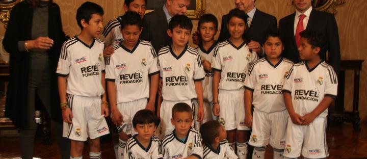 HIJOS DE PERSONAS EN PROCESO DE REINTEGRACIÓN JUNTO CON EL PRESIDENTE SANTOS, MA. CLEMENCIA RODRÍGUEZ, ALEJANDRO EDER Y FLORENTINO PÉREZ