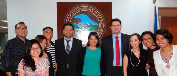 En la imagen, (centro) un grupo de funcionarios de la Agencia Colombiana para la Reintegración (ACR) durante un encuentro con integrantes de la Oficina del Asesor Presidencial sobre el Proceso de Paz (OPAPP) en Filipinas.