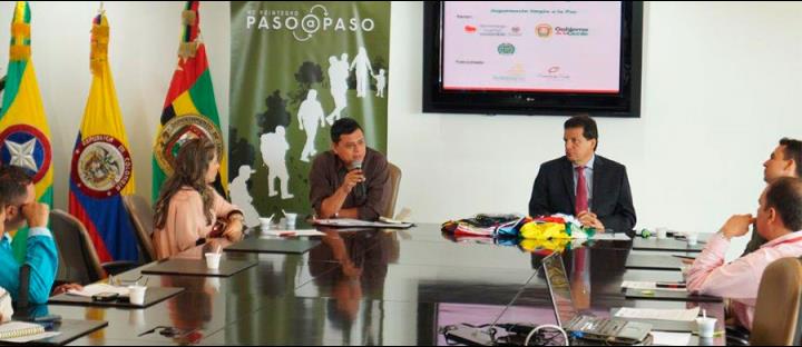 Agencia Colombiana para la Reintegración, Empresa de Aseo de Bucaramanga y periodistas de medios de comunicación regional y nacional, en el lanzamiento de “Juguémosle limpio a la Paz”. Foto: ACR l Comunicaciones