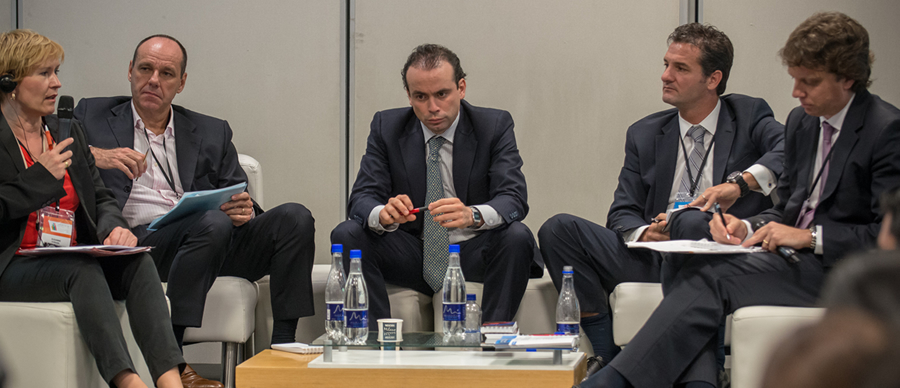EL DIRECTOR GENERAL DE LA ACR, ALEJANDRO EDER, EXPLICA A LOS ASISTENTES, CÓMO EL SECTOR EMPRESARIAL PUEDE INCLUIR A LA POBLACIÓN DESMOVILIZADA, EN PROCESO DE REINTEGRACIÓN, DURANTE EL PANEL 