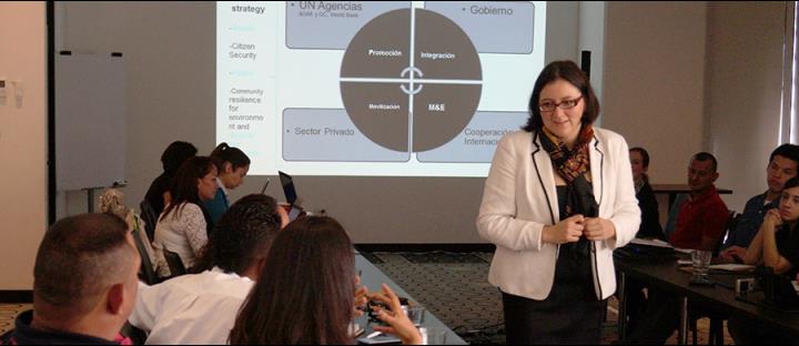 La capacitación se llevó a cabo en el hotel Tryp de Bogotá. En la imagen, la doctora Adriana Serdan Coordinadora oficial de VNU en Colombia.