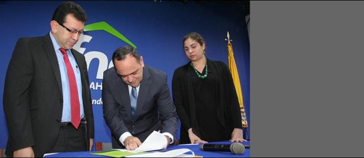 CON LA PARTICIPACIÓN DE RICARDO ARIAS, PRESIDENTE DEL FNA; OMAR OCHOA, SECRETARIO GENERAL DE LA ACR (IZQUIERDA) Y GISELLA DE ANDREIS, DIRECTORA PROGRAMÁTICA DE REINTEGRACIÓN DE LA ACR (DERECHA),SE FIRMÓ EL CONVENIO INTERINSTITUCIONAL ENTRE EL FNA Y LA ACR