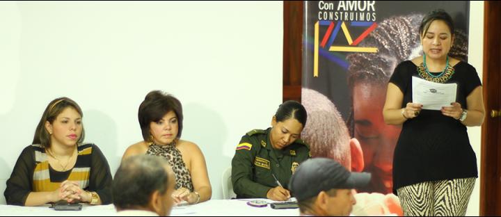 DE IZQUIERDA A DERECHA EN LA MESA PRINCIPAL, LA REPRESENTANTE DE LA SECRETARÍA DEL INTERIOR GOBERNACIÓN DEL ATLÁNTICO, LINA ÁLVAREZ; RESPONSABLE CENTRO DE SERVICIOS ACR EN BARRANQUILLA, DANKA BOLÍVAR Y LA SUBTENIENTE LIZETH IBÁÑEZ, DE LA POLICÍA NACIONAL.