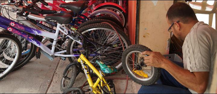 Juan persona reintegrada ayuda a pedalear los sueños de los otros. Foto: ACR l Comunicaciones