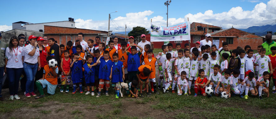 Excombatiente-crea-escuela-de-fútbol-para-prevenir-el-reclutamiento-de-menores-2.jpg