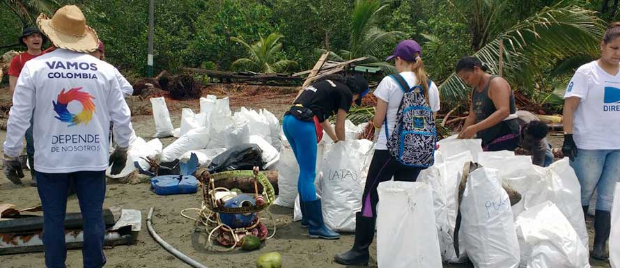 Personas en reintegración como voluntarios en La Barra (Buenaventura) 