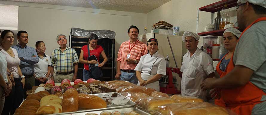 Empresaria de Santander apoya el fortalecimiento de panadería de persona en reintegración