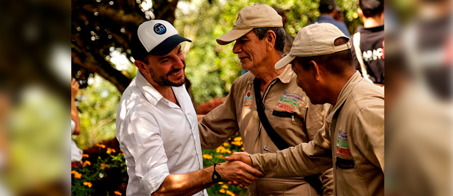 Ex combatientes de las FARC regresan a clases a través del campo
