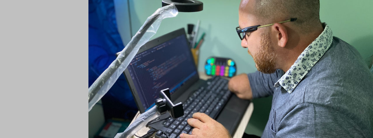 Hombre trabajano en un computador