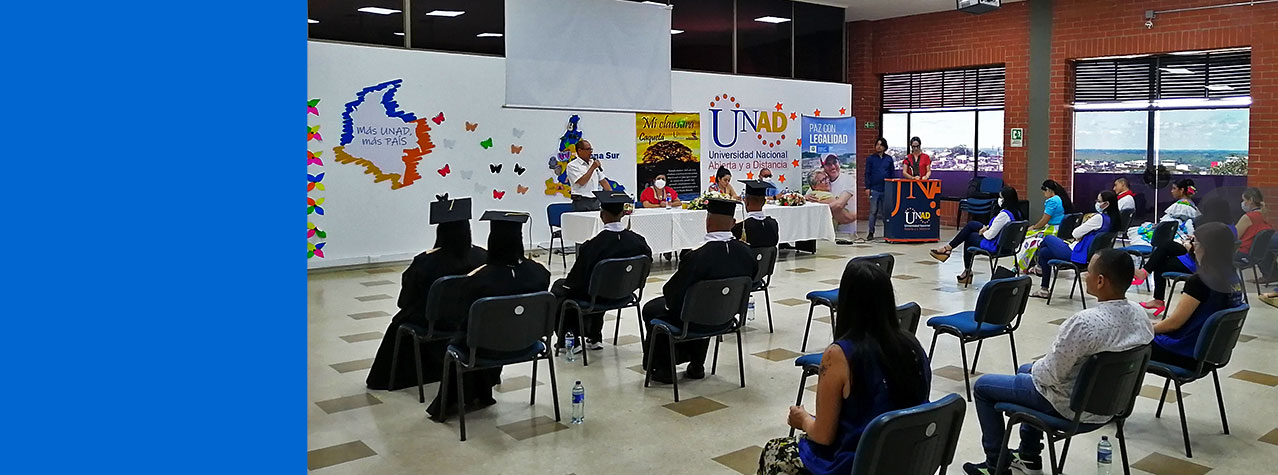 Foto de un salón grande donde se está llevnado a cabo una graduación