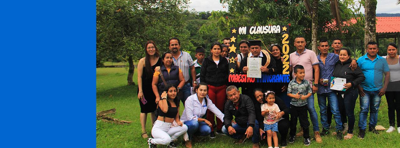 Grupo de personas acompañando a un graduando  que tiene en la mano su diploma