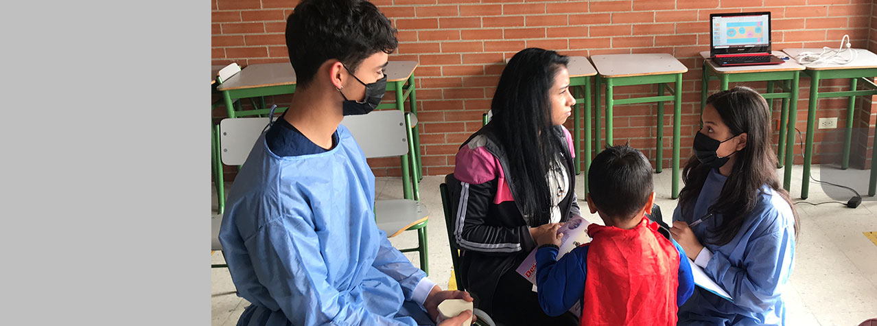 Se ven 4 personas en la foto 2 del servicio de salud y una mujer y un niño a quienes les están haciendo preguntas