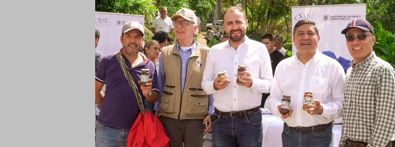 foto de 5 personas que tienen en la mano productos del proyecto  orellanas de oriente