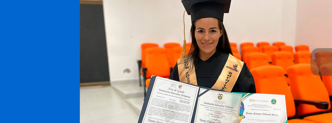 Foto de mujer con traje de graduación mostrando su diploma.