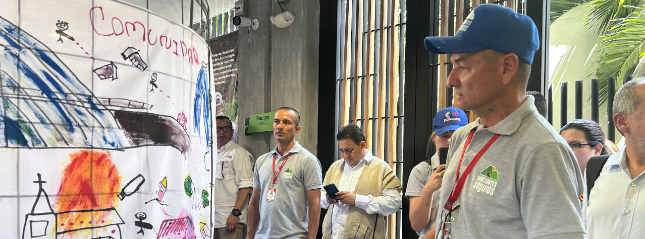 Representantes de víctimas, firmantes de paz y comparecientes de fuerza pública en la exposición de los actos simbólicos del pro