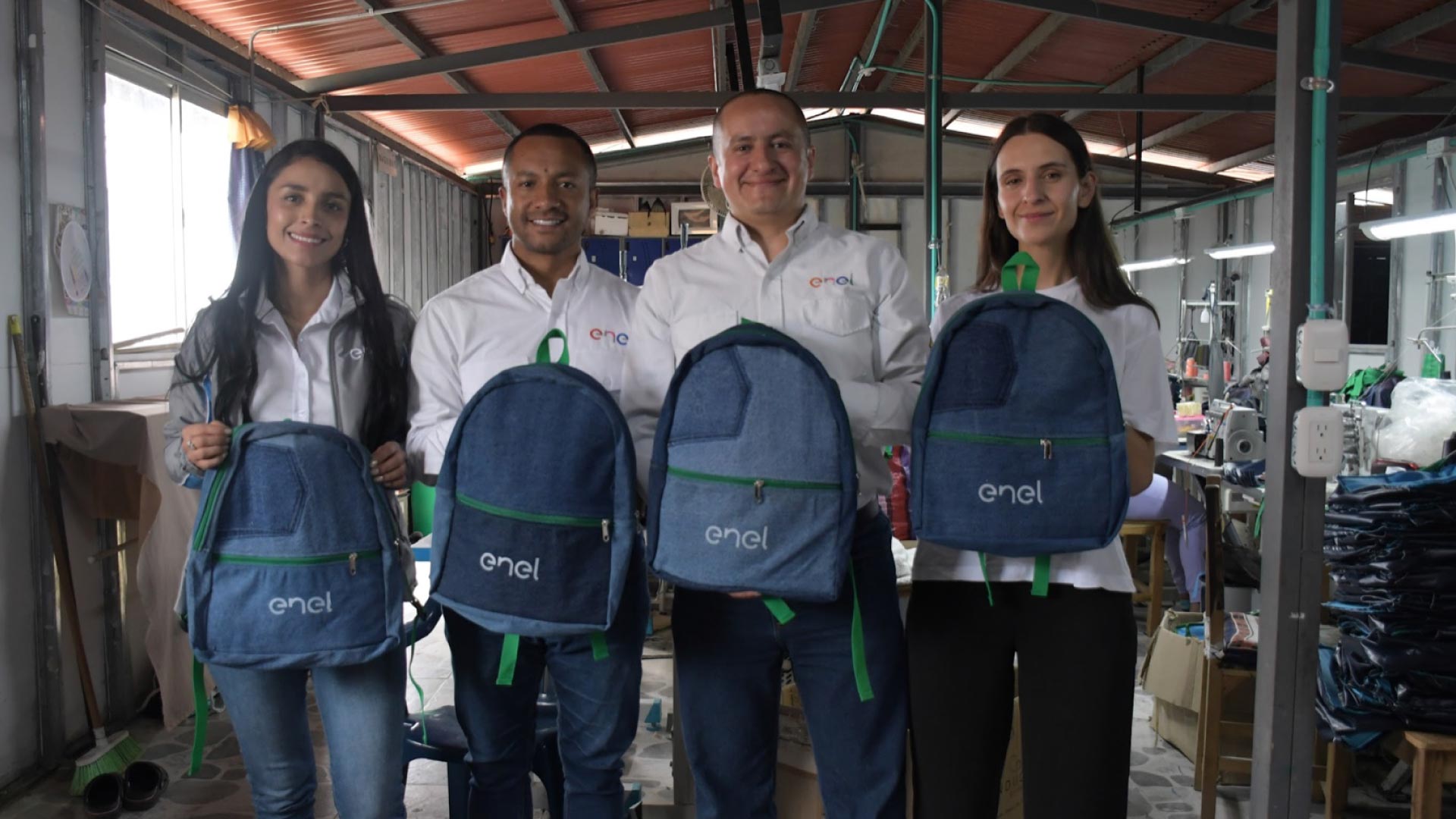 empleados de ENEL con bolsos hechos por firmantes
