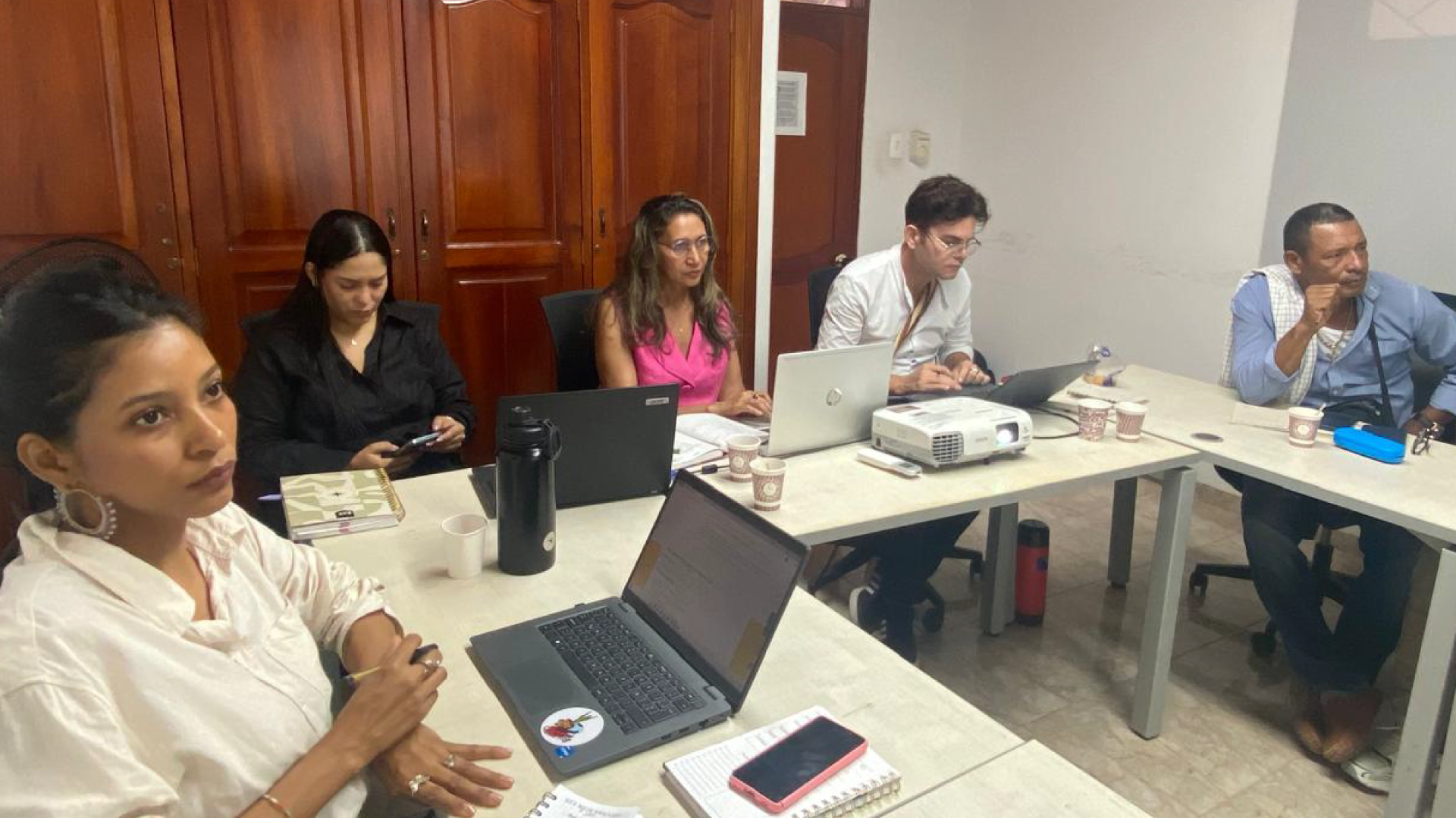 personas reunidas en una oficina