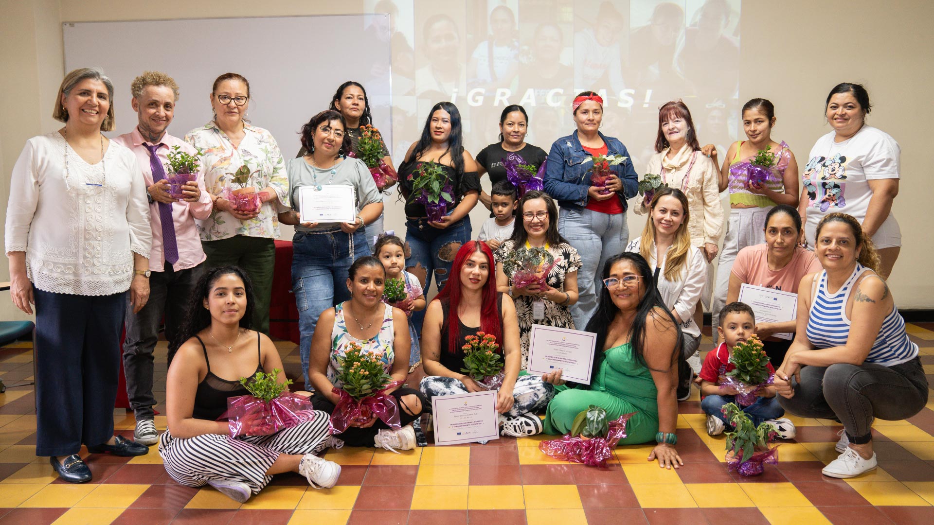 mujeres posando con diplomas