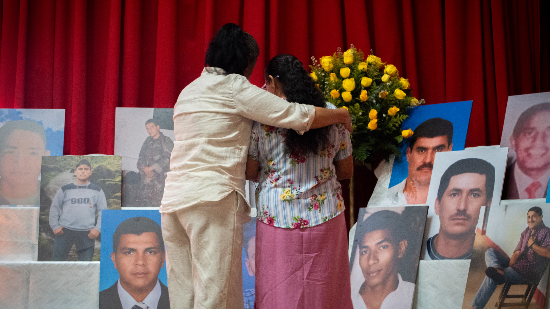mujeres de espalda velando victimas del conflicto