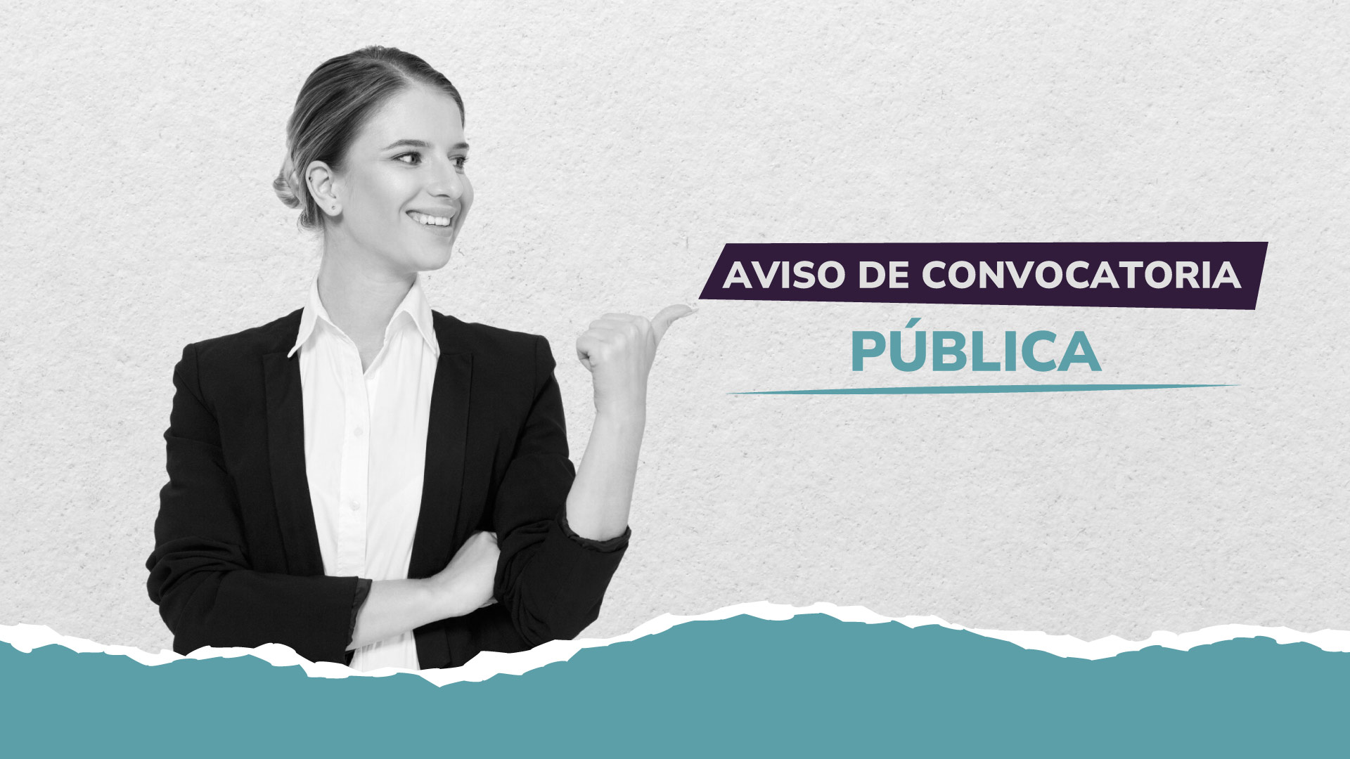 mujer señalando texto que dice ​AVISO DE CONVOCATORIA PÚBLICA