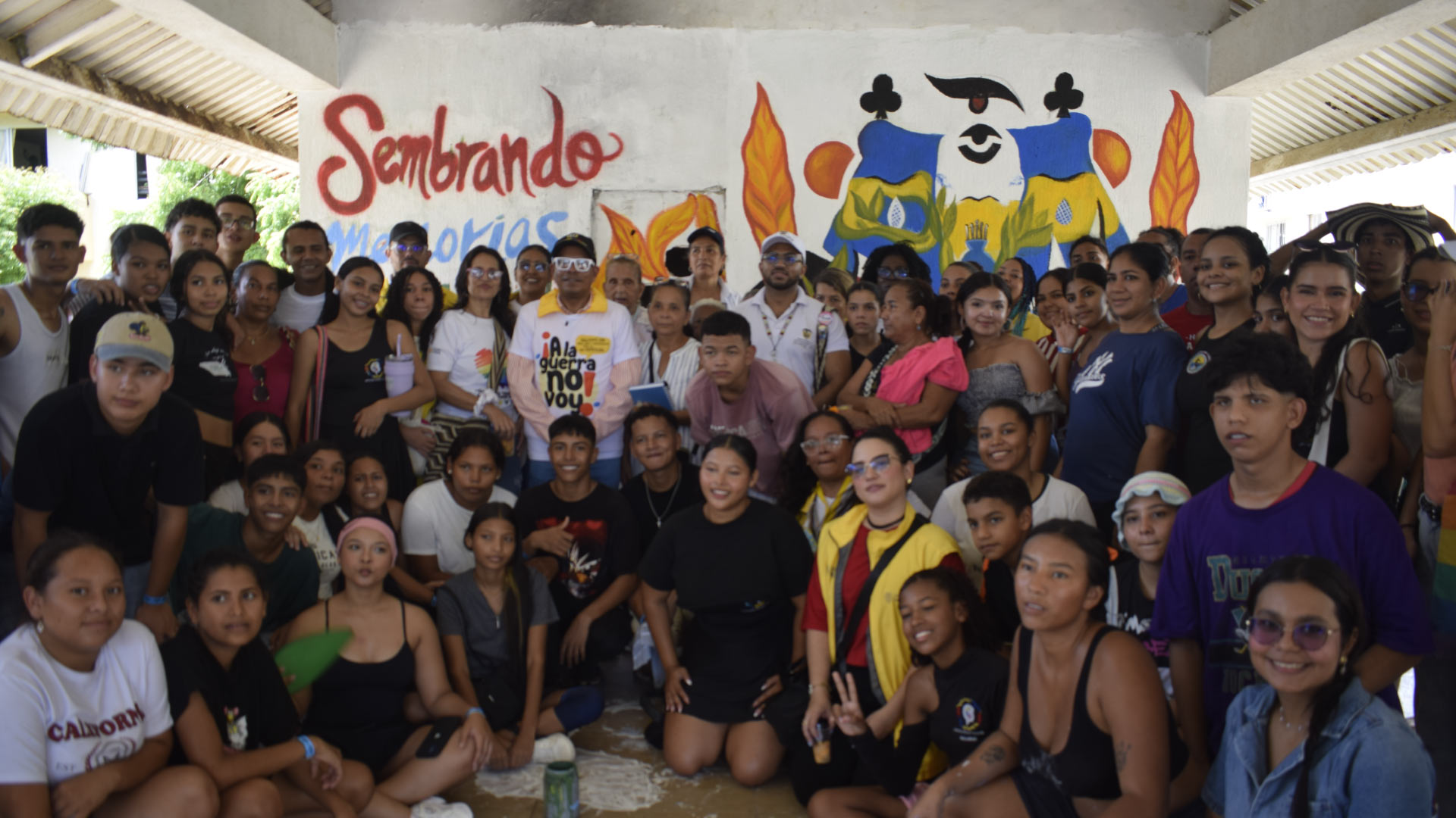 grupo de jovenes reunidos