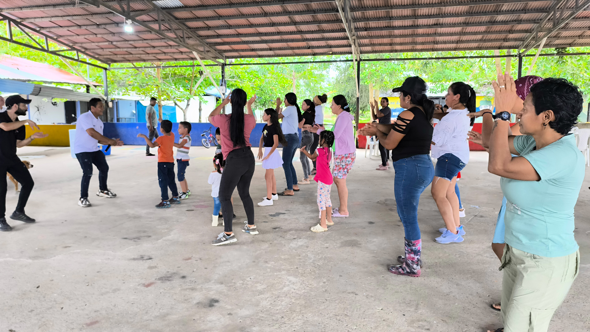 personas bailando en salon comunal