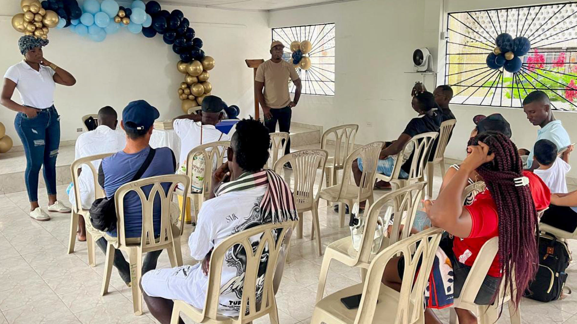 personas reunidas en salon comunal