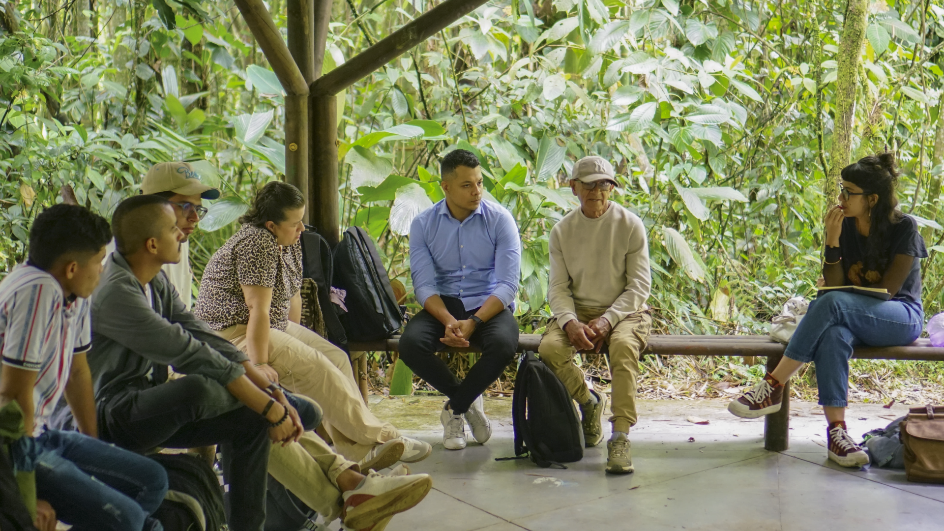 personas reunidas en una charla