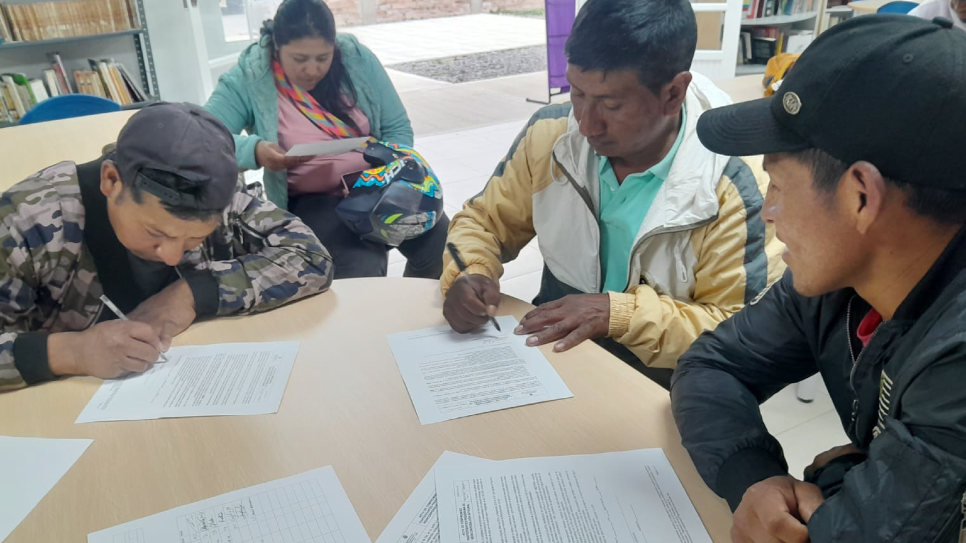 firmantes firmando documentos