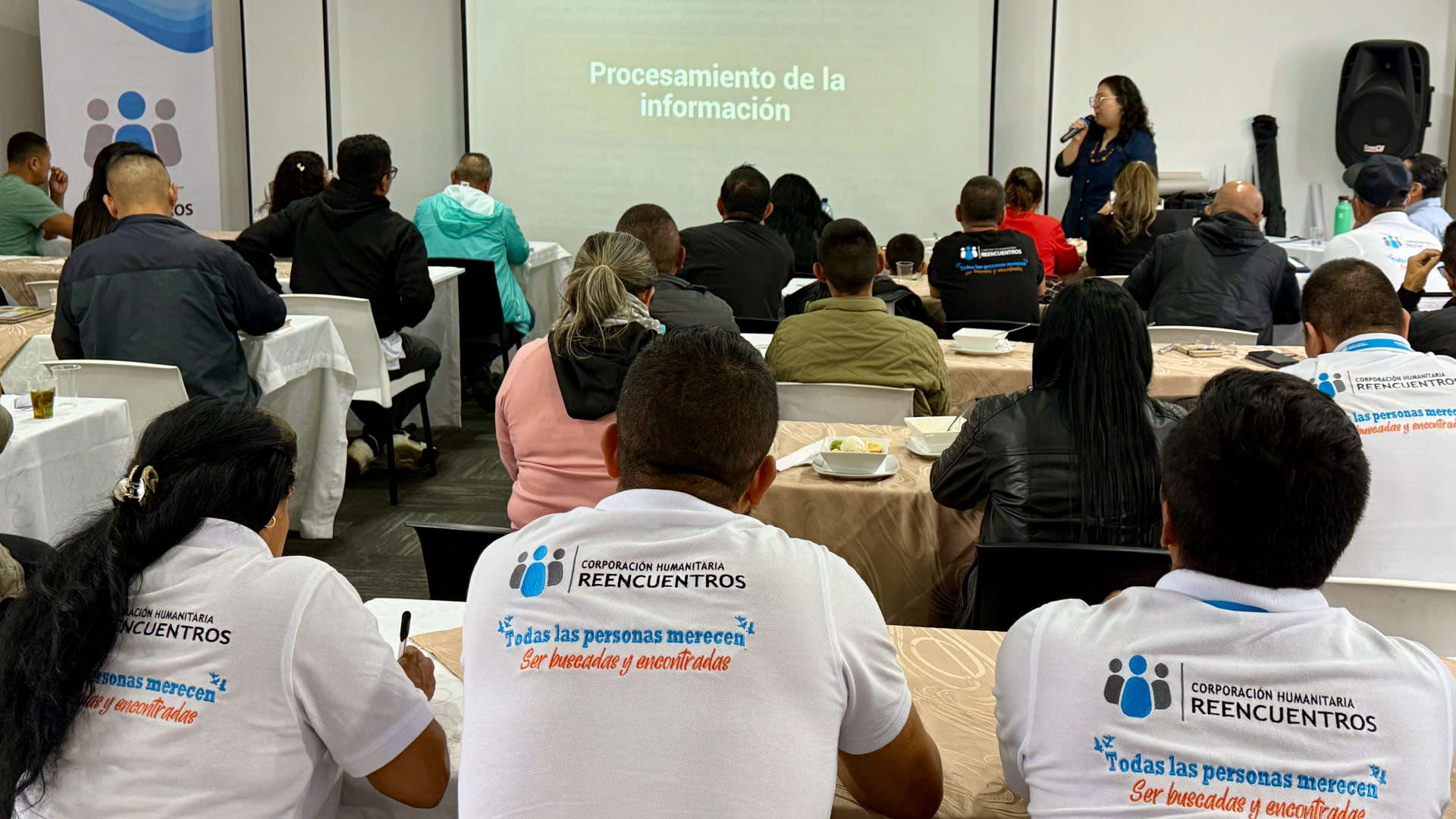 encuentro de personas en conferencia