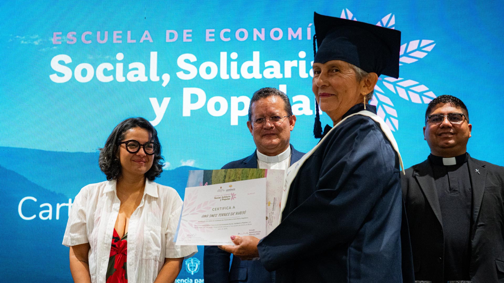 mujer de edad graduandose