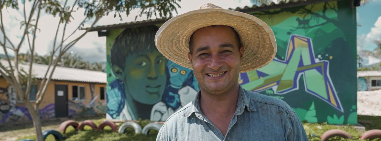 Hombre con un sombrero, sonriendo
