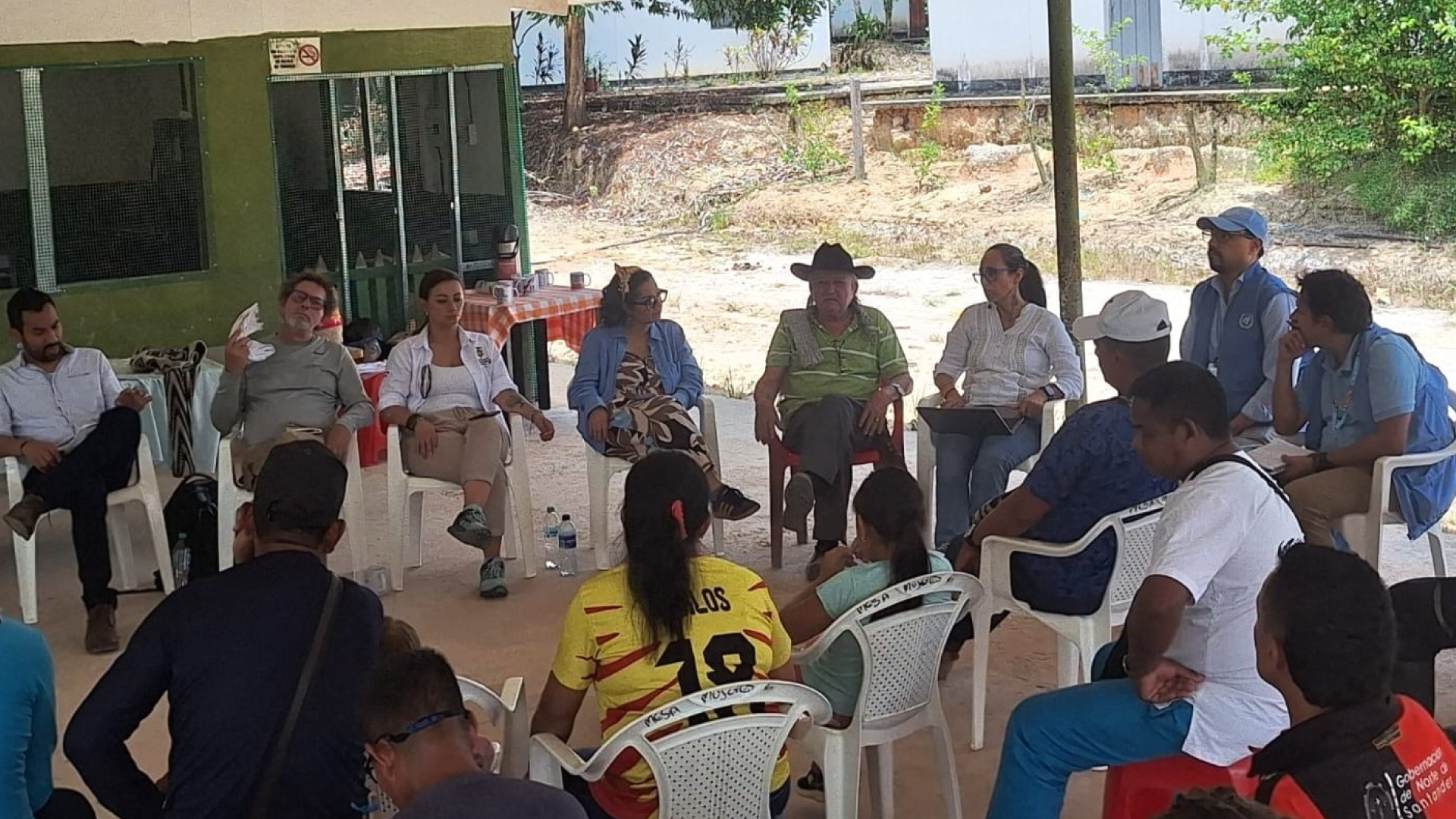 personas reunidas en ETCR