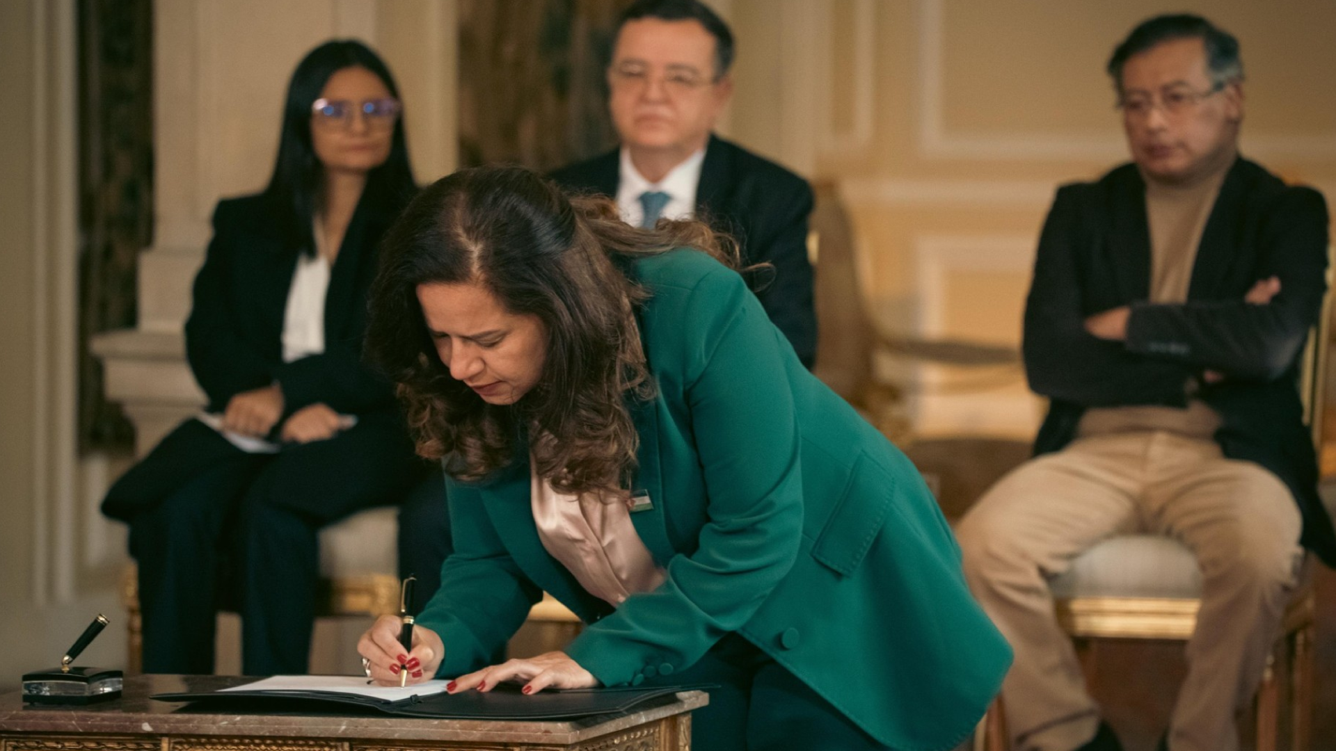 directora ARN firmando documento