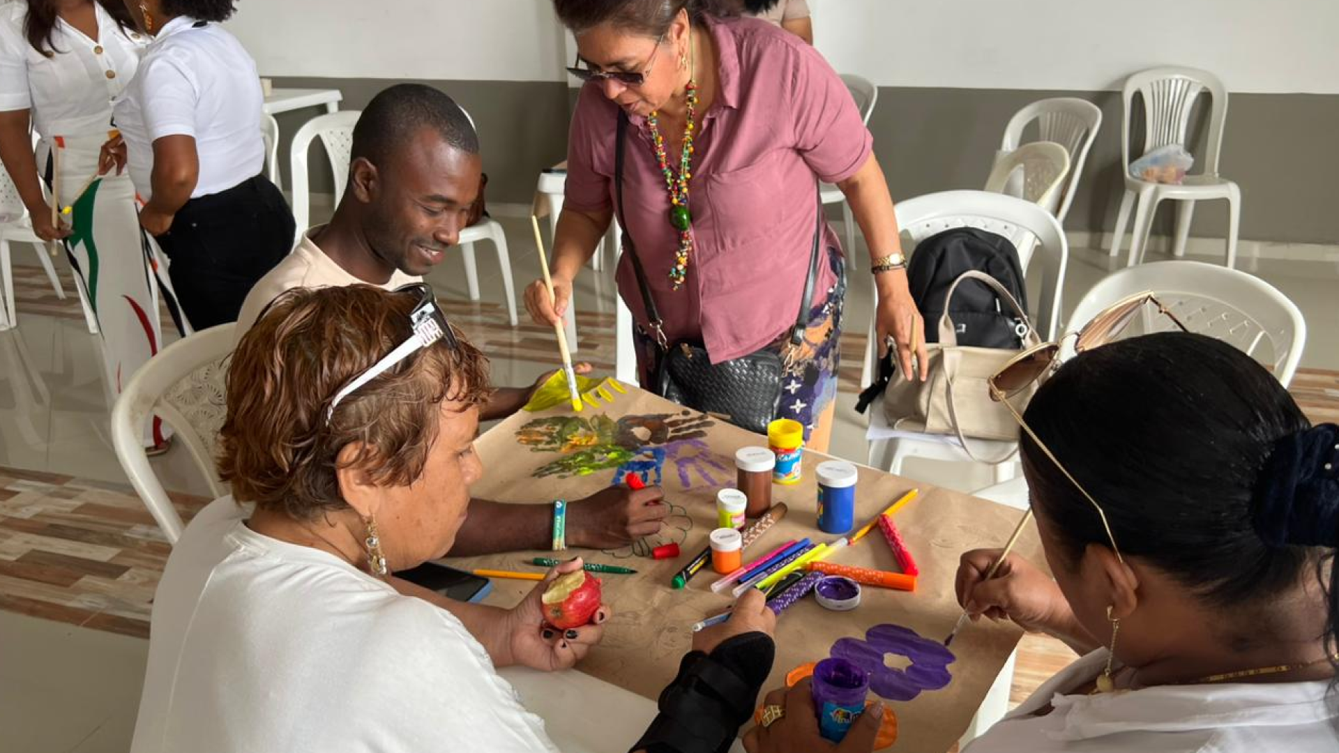 personas en taller de pintura