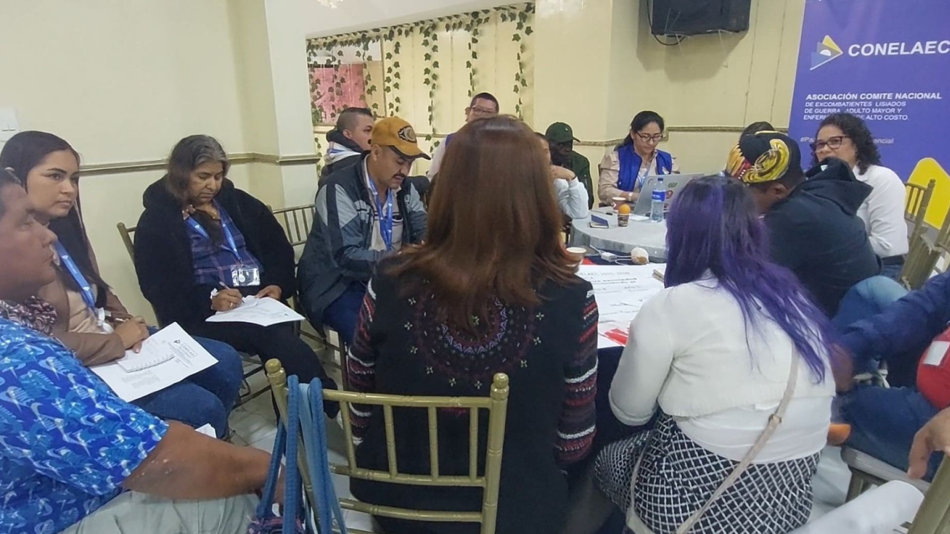 grupo de personas reunidas en convencion