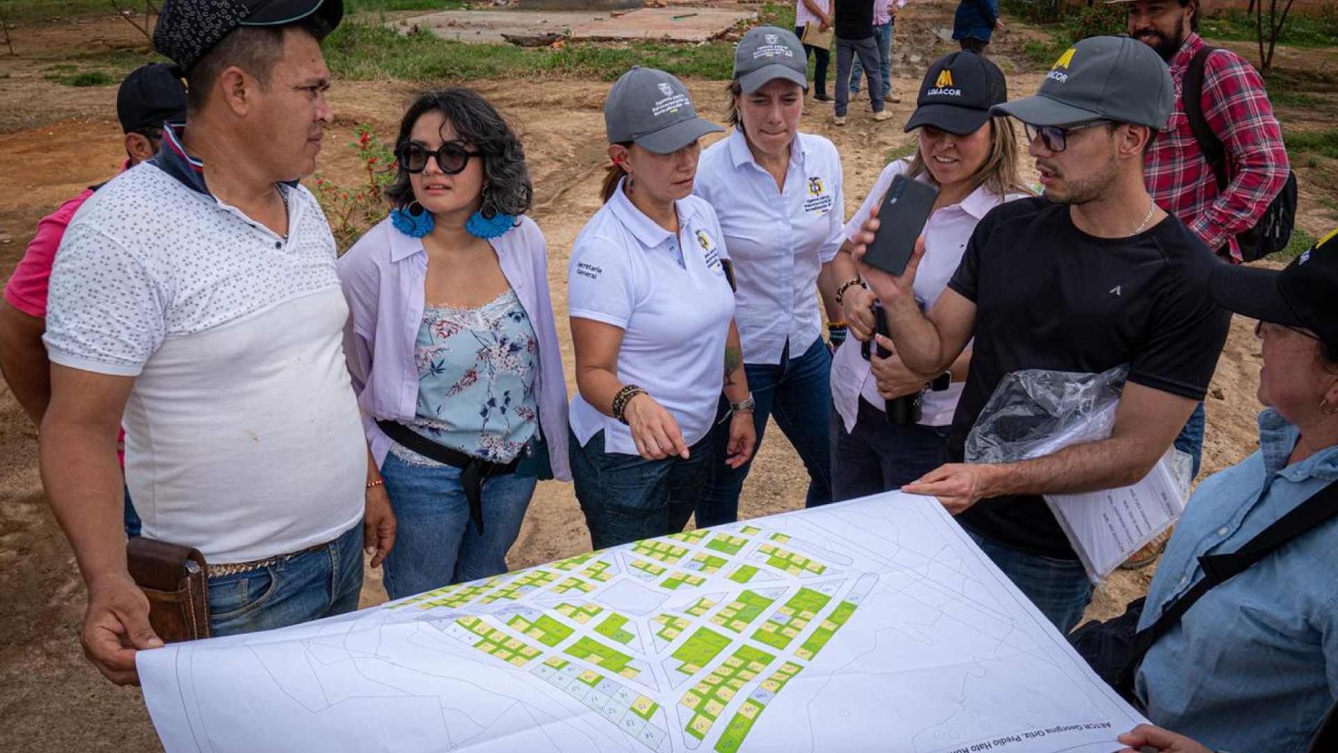 personas reunidas viendo mapa de etcr