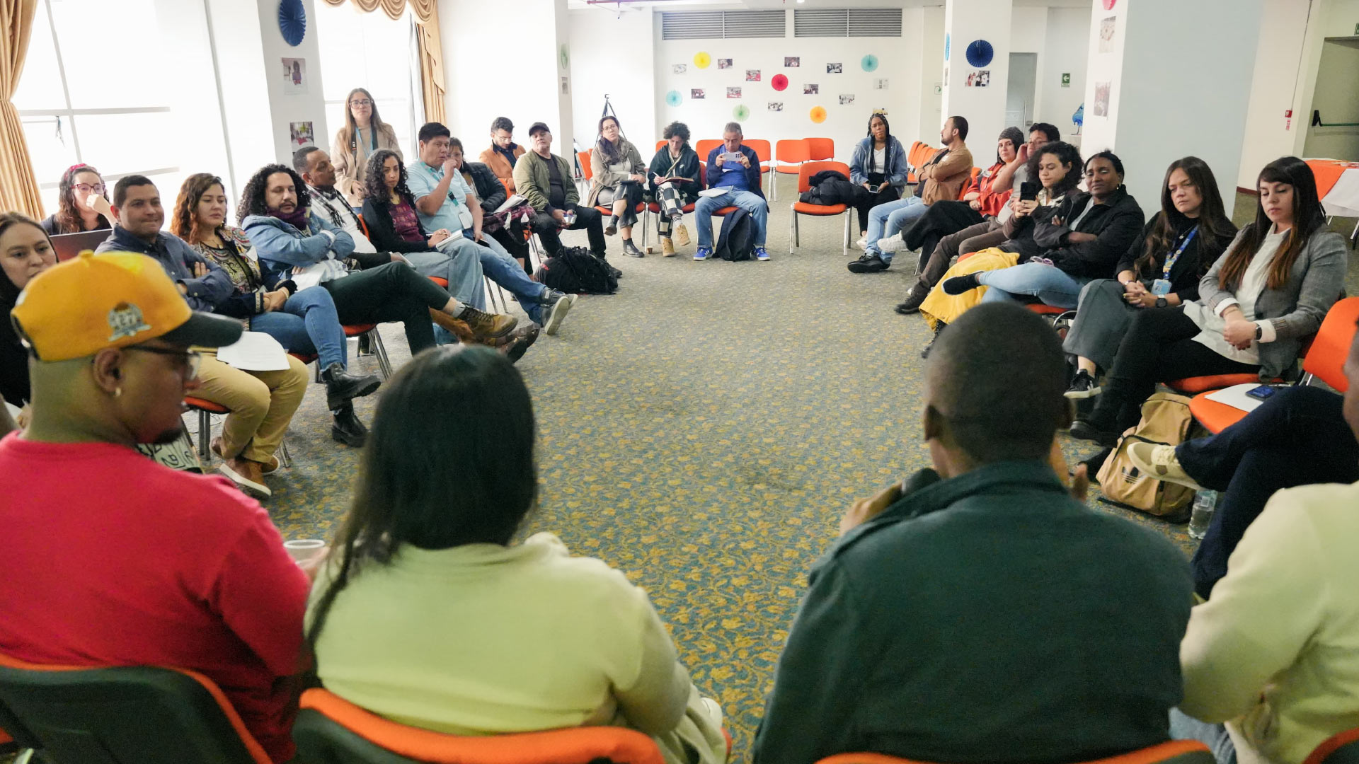 Jovenes reunidos