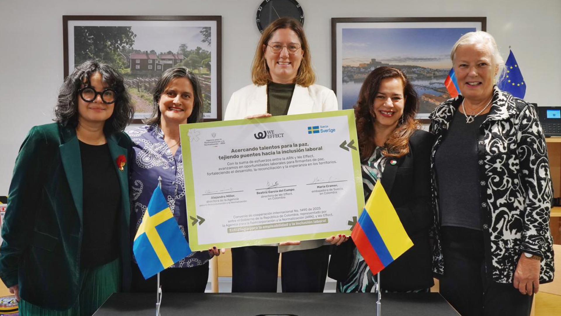 mujeres con documento firmado