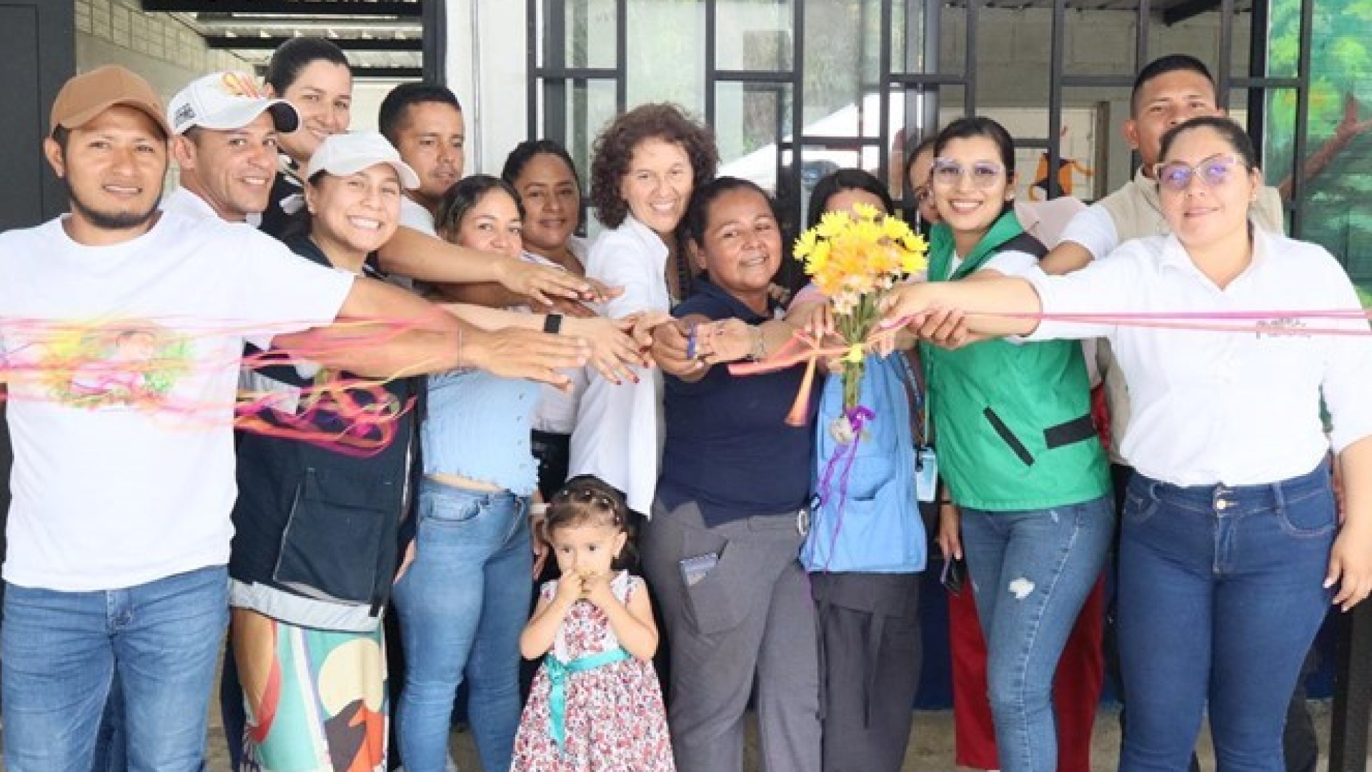 mujeres posando para foto