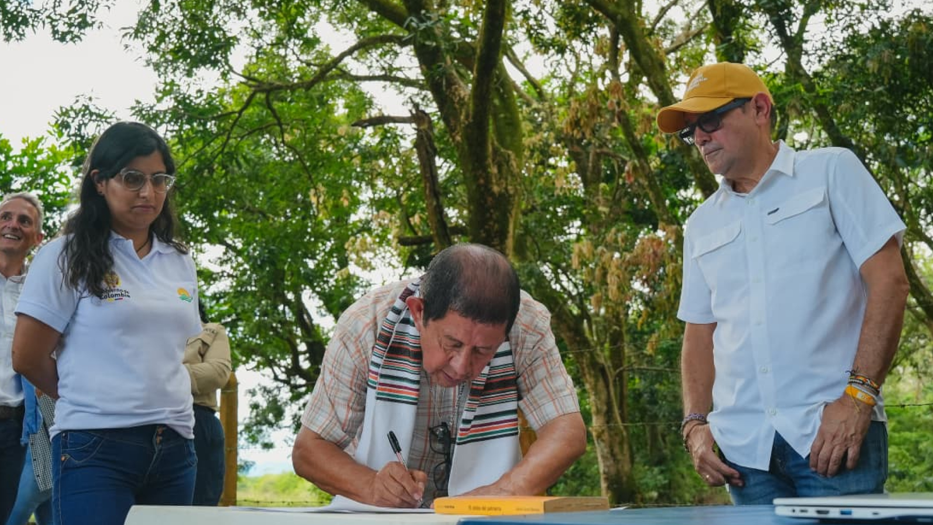 hombre firmando documento