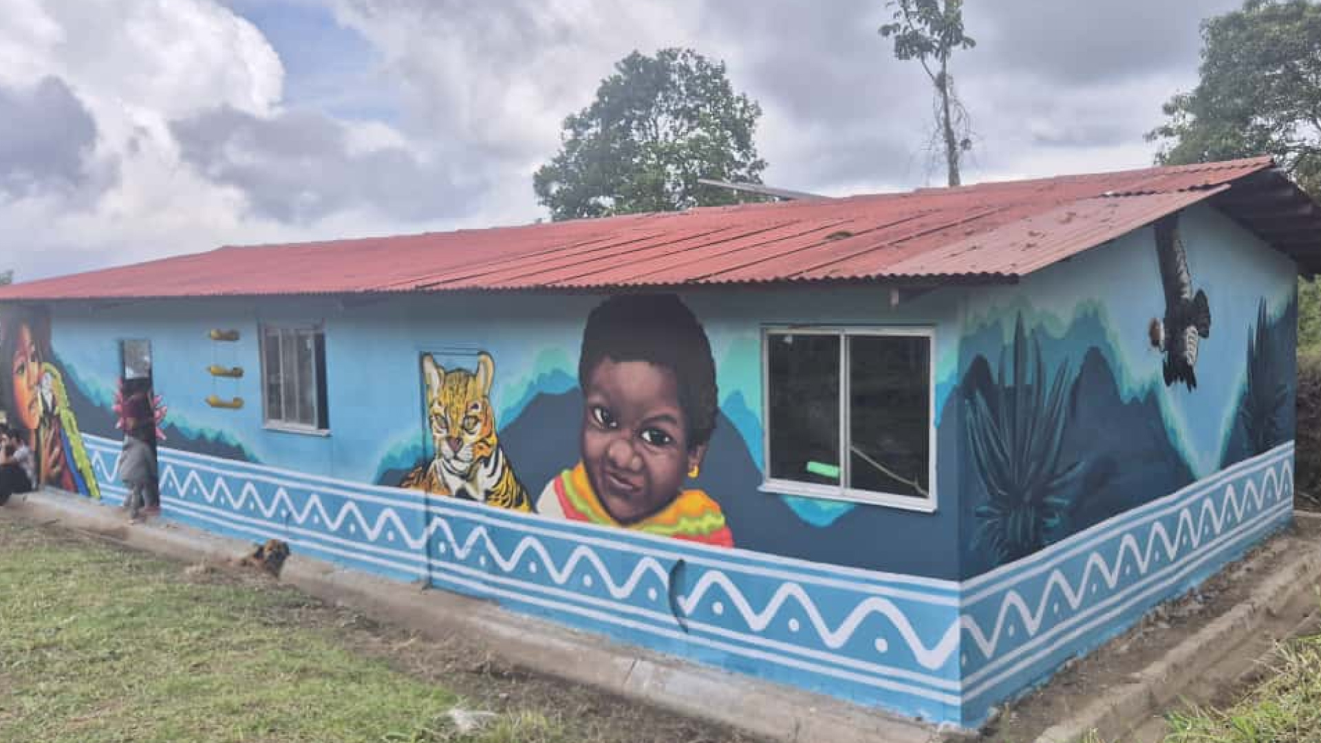 casa etnica con mural de niña