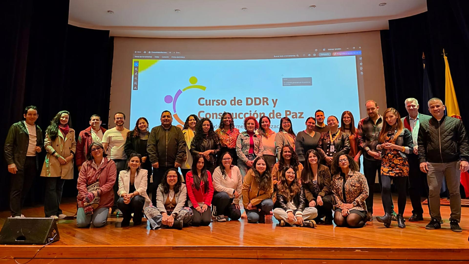 personas posando en foto 