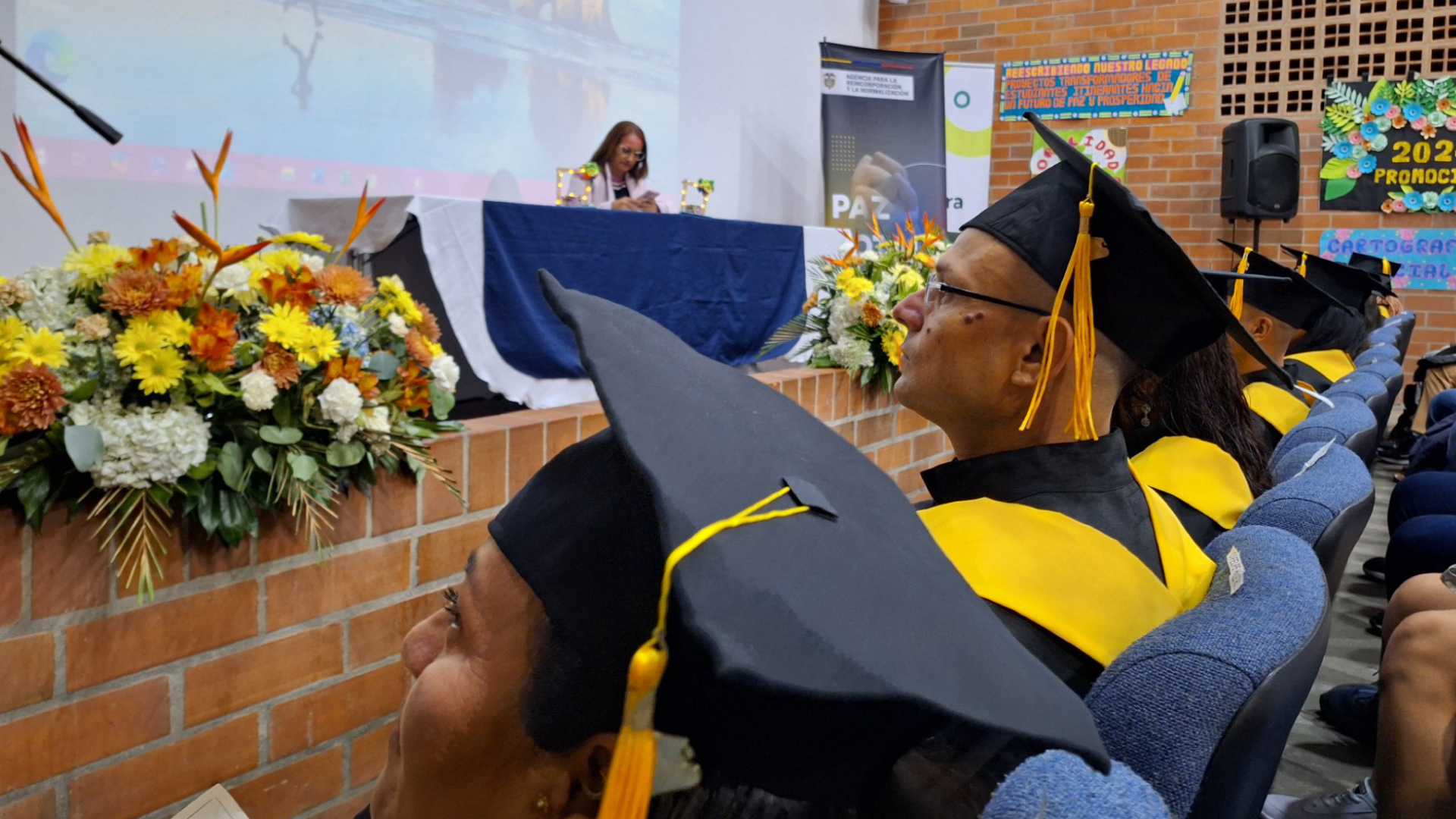 personas firmantes recibiendo grado