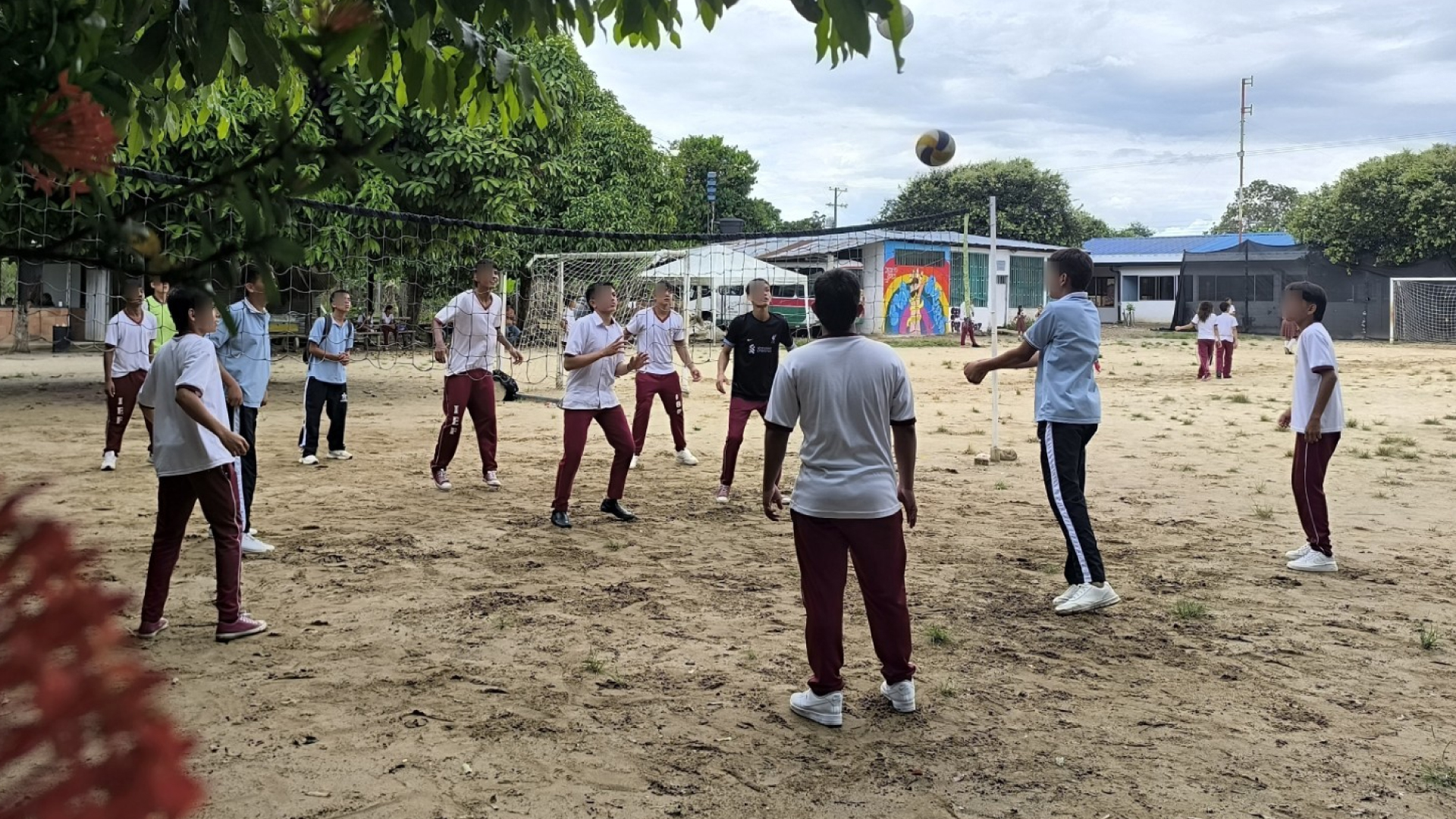 niños jugando voleibol