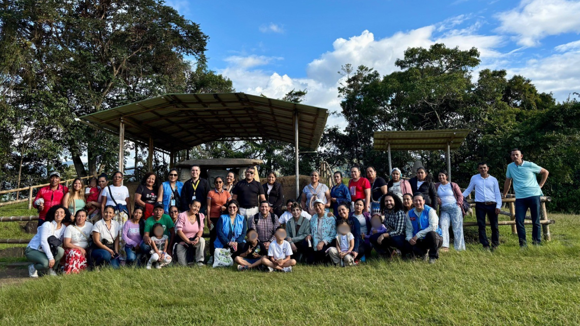 grupo de personas posando para foto